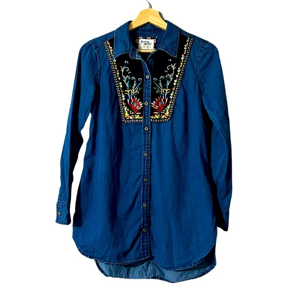 HOLDING HORSES Tops - Holding Horses Anthropologie Embroidered Floral Denim Chambray Button Up Shirt 0